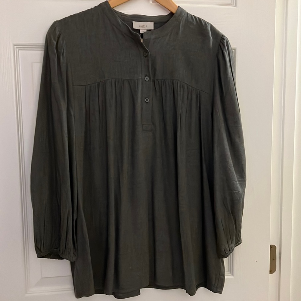 Loft Outlet gray blouse, size L NWT